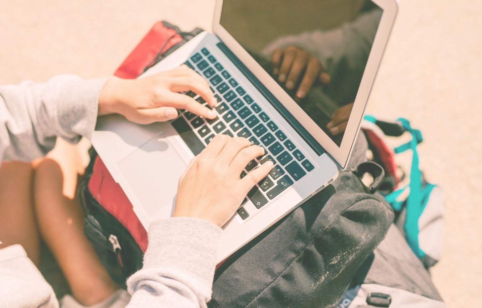 Estudiantes trabajando en desarrollo de juegos móviles