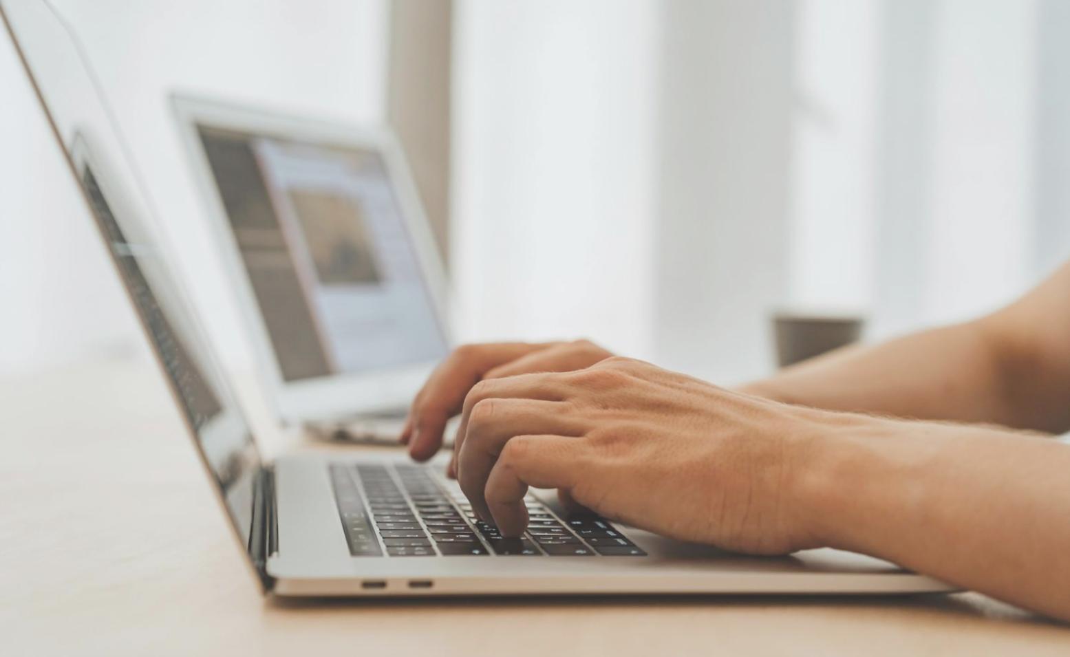 Espacio de desarrollo y aprendizaje de lunaveriqo donde estudiantes practican programación de videojuegos móviles