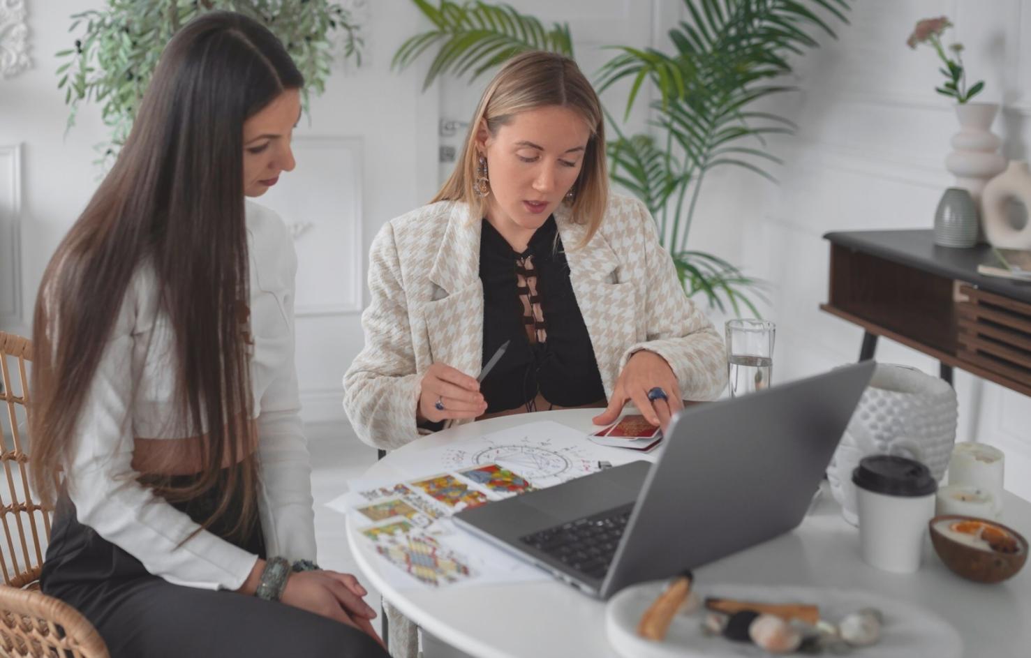 Pantalla mostrando juegos móviles desarrollados por estudiantes